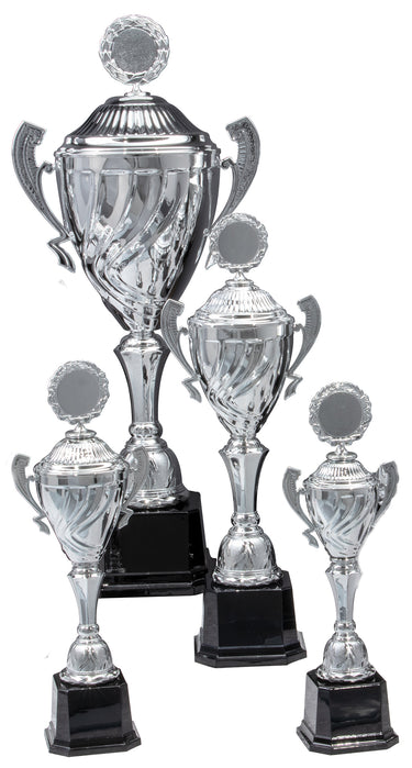 Ausgestellt sind vier silberne Trophäen aus der Pokale Eberswalde 4-er Pokalserie mit Abmessungen zwischen 360 mm und 445 mm. Diese Trophäen haben schwarze Sockel, dekorative Griffe und runde Embleme auf der Oberseite. Die Serie PK756730-4-E50 ist ein wahres Beispiel für hervorragende Handwerkskunst und Ehre.